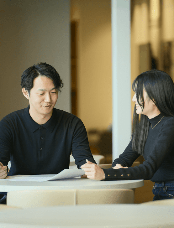 テーブルで打ち合わせをする Miuit のメンバー