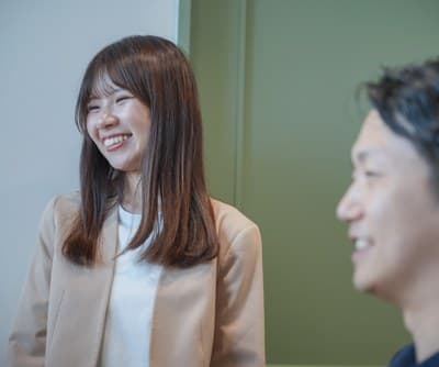 笑いながら会話するメンバー