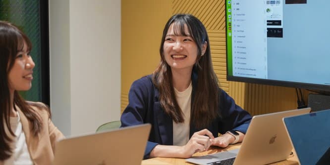 モニターを囲んで打ち合わせをするメンバー